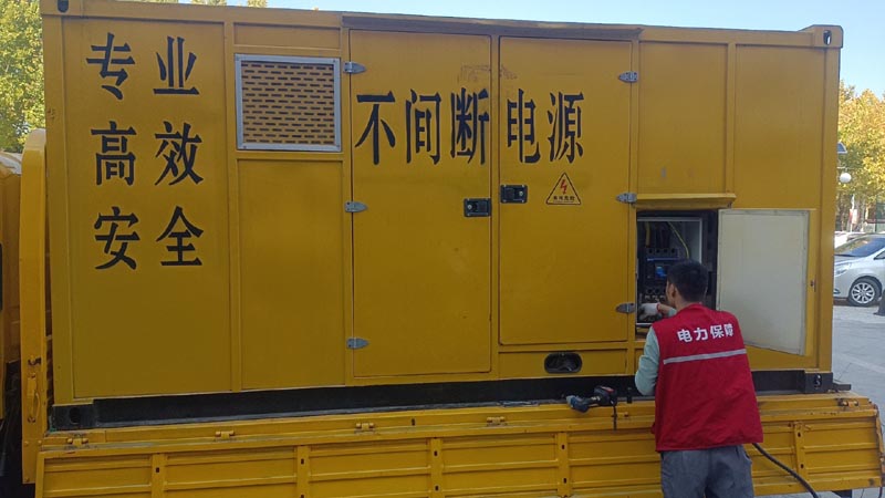 通川柴油发电机组和UPS电源配合使用时，如何避免切换过程中的电力中断？